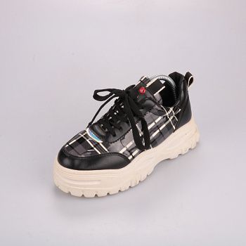 кроссовки не указано