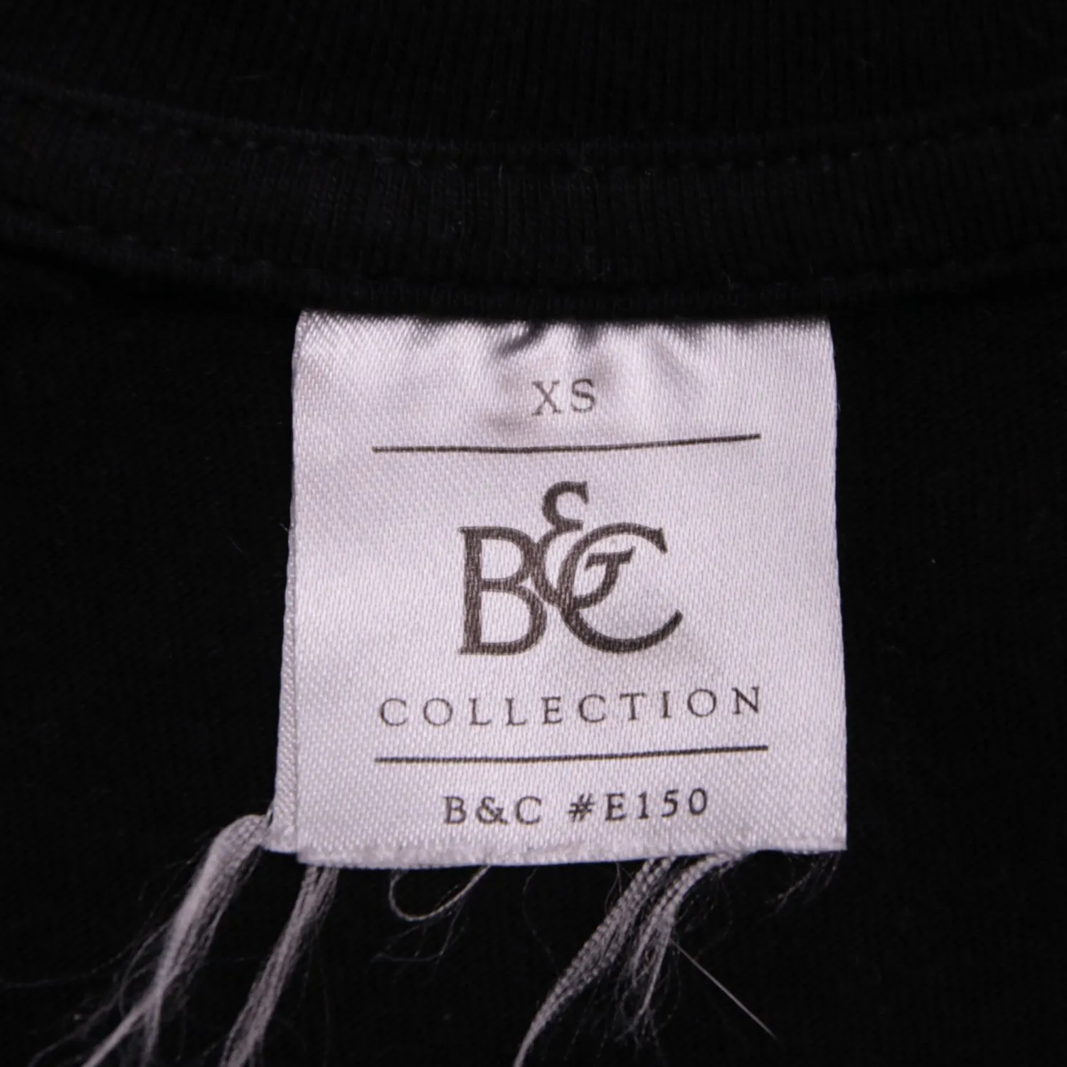 Чёрная футболка B&C Collection с контрастным принтом, размер 40 (XS)